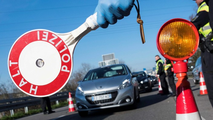 Europa: Deutsche Polizisten kontrollieren an der französisch-deutschen Grenze den Verkehr.