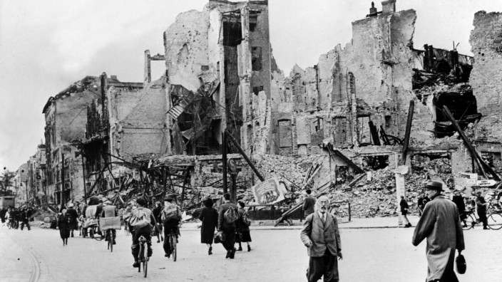 Zweiter Weltkrieg: Ende mit Schrecken: 1945 sind nicht nur die Häuser in Berlin zerstört.