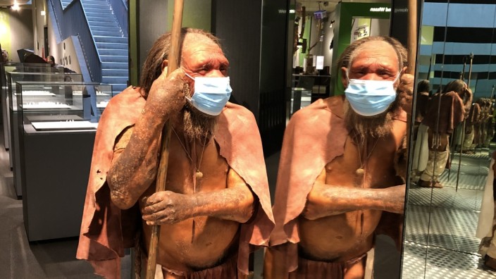 Museen und Corona: Das muss der berühmte rheinische Humor sein: Sogar die Neandertaler tragen im Museum Maske.