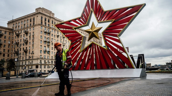Russland und der Westen: Ein Arbeiter vor einer Kunstinstallation in Moskau zum 75. Jahrestag des Siegs über Nazi-Deutschland.
