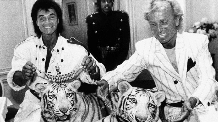 Zum Tod von Roy Horn: Juni 1987: Die Magier Roy Horn (l.) und Siegfried Fischbacher posieren in New York mit ihren seltenen weißen Tigern.