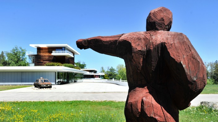 Tipps: Das Buchheim Museum der Phantasie am Starnberger See wurde am 23. Mai 2001 von Lothar-Günther Buchheim eröffnet. Die neue, hochgelobte Schau dort heißt "Brücke & Blauer Reiter", bei der die Künstler miteinander in Dialog gesetzt werden.