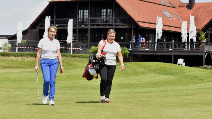 Sport: Olchings Golfclub-Präsidentin Martina Drechsler (links) und Clubmanagerin Rachel de Heuvel inspizieren die Anlage.