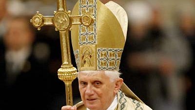 Holocaust-Leugner: Papst Benedikt XVI. steht wegen der Rehabilitation eines Holocaust-Leugners in der Kritik.