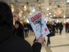 Obdachloser verkauft Straßenzeitung 'Biss' in München, 2015