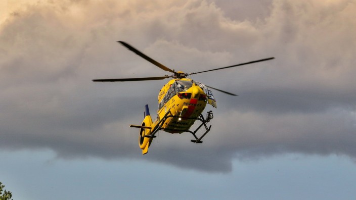 Bei Gammelsdorf: Mit dem Hubschrauber mussten die Verletzten nach einem Verkehrs-Unfall bei Gammelsdorf abgeholt werden.