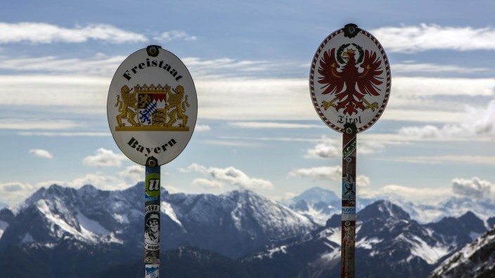 Grenzschilder auf der Grenze zwischen Deutschland und Österreich auf einem Grat im Karwendelgebirge in der Nähe der Ber