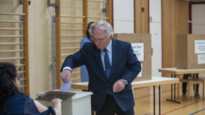 Feldmoching-Hasenbergl: Wählen vor der Sprossenwand: Rainer Großmann, hier bei der Stimmabgabe, sichert sich nach 2008 erneut den Bezirksausschuss-Vorsitz.