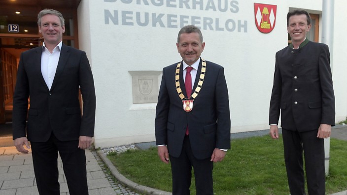 Kommunalwahl in Grasbrunn: Grasbrunns Bürgermeister Klaus Korneder (Mitte) mit seinen neuen Stellvertretern Detlef Wildenheim (links) und Hannes Bußjäger.