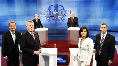 Gut so, schlecht so (19): Kanzlerin Merkel (CDU) und Kanzlerkandidat Steinmeier (SPD) mit den Moderatoren des TV-Duells: Frank Plasberg (ARD), Peter Limbourg (SAT.1), Maybrit Illner (ZDF) und Peter Kloeppel (RTL)