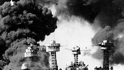 2. Weltkrieg: Japan und die USA: Das amerikanische Kriegsschiff "West Virginia" sank nach schweren Bombentreffern. Im Dezember 1941 kamen bei dem japanischen Angriff auf Pearl Harbor 2402 Amerikaner ums Leben, 1240 wurden verletzt. Die USA verloren mehrere Schlachtschiffe und 188 Flugzeuge.