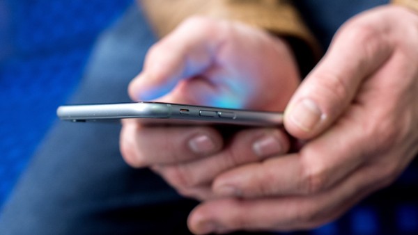 Mit Cell Broadcast wird eine Warn-SMS an alle Handys in Deutschland verschickt