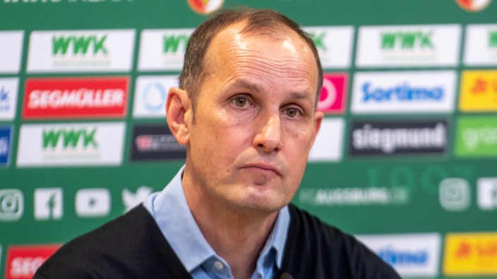 FCA-Trainer Heiko Herrlich bei einer Pressekonferenz