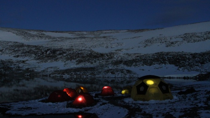 Basecamp at Lendbreen during a silent and clear night. Photo: secretsoftheice.com.