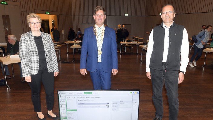 Kommunalwahl in Taufkirchen: Bürgermeister Ullrich Sander mit seinen Stellvertretern: Michael Lilienthal (FW) und Christiane Lehners (CSU).