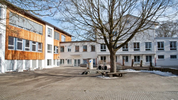 Polizei: Die Glonner Grund- und Mittelschule mit Pausenhof, die Aufnahme stammt aus dem Winter.