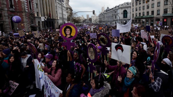 Spanien: Hätte die Demonstration zum Internationalen Frauentag am 8. März in Madrid verboten werden müssen? Etwa 100 000 Menschen nahmen teil. Danach stieg die Zahl der Sars-Cov-2-Infizierten in Spanien stark an.