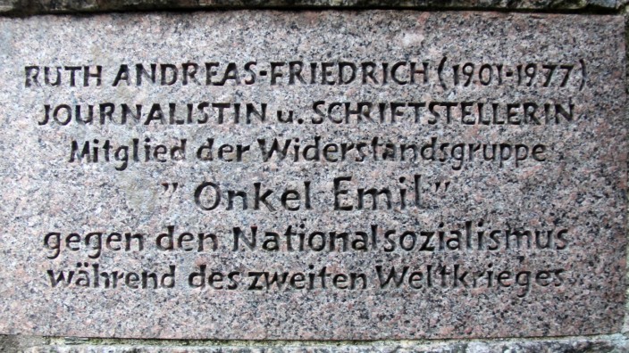 Berliner Widerstandsgruppe "Onkel Emil": Die Gedenktafel für Ruth Andreas-Friedrich in Berlin-Steglitz