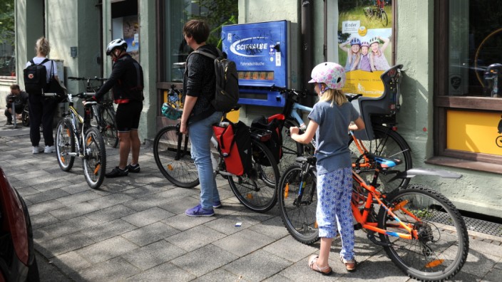 Vor den Fahrradläden warten die Münchner auf Einlass.