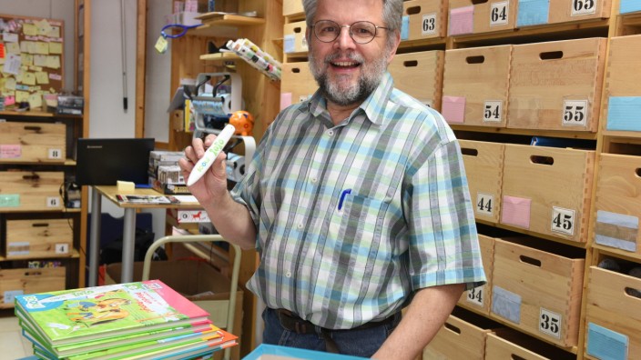 Obermenzing: Der Sensor im Stift erkennt, was im Buch steht. Peter Böhm hat für kranke Kinder Spenden gesammelt.