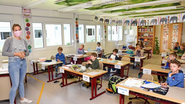 Germering/Olching: Unterricht mit ihrer Lehrerin Hana Stronk finden die Buben und Mädchen der 1d in Graßlfing besser als Schule daheim.