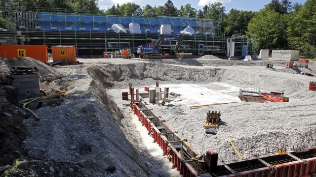 Geretsried im Zeichen von Corona: Das Hallenbad (im Hintergrund) steht, die Baugrube fürs Parkdeck ist ausgehoben: Bauarbeiten der Stadt an der Adalbert-Stifter-Straße.