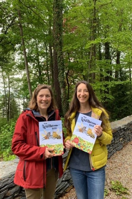Kultur: Anke Simon (links) hat das Wildbienenbuch verfasst, Claudia Botz hat es illustriert.