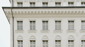Sanierung des Anger Palais: Symmetrie dominiert die Aussenfassade des Anger Palais.