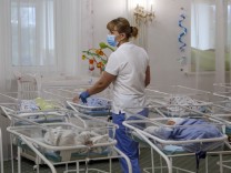 Leihmütter in der Ukraine: „Sie brechen am Telefon zusammen“