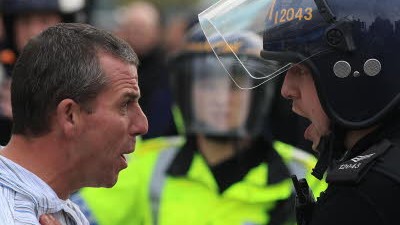 Großbritannien: Ein Demonstrant der English Defence League und ein Polizist treffen in Manchester aufeinander.