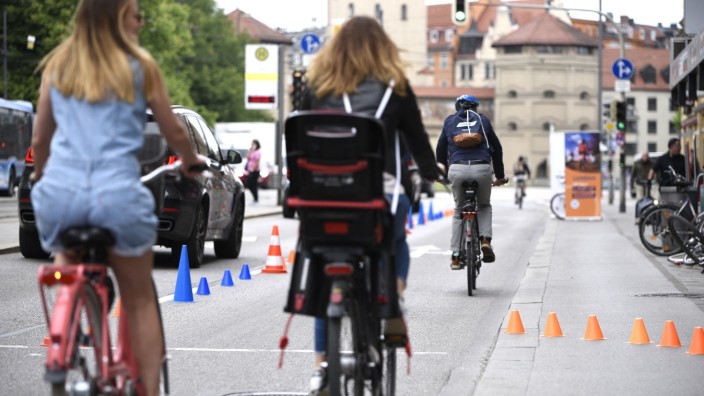 München heute: Beispielhaft: In der Zweibrückenstraße war eine der beiden Fahrspuren in Richtung Isartor mit Hütchen abgetrennt und nur noch von Radfahrern zu benutzen - eine Demonstration des Allgemeinen Deutschen Fahrrad-Clubs (ADFC).