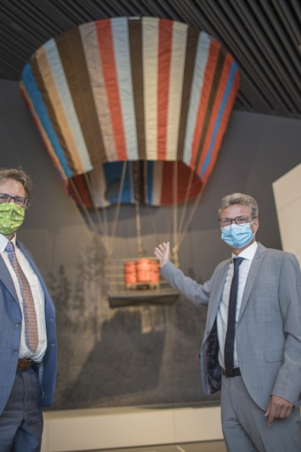 Mit neuen Attraktionen: Direktor Richard Loibl (links) und Minister Bernd Sibler vor der Inszenierung Fluchtballon von Naila.
