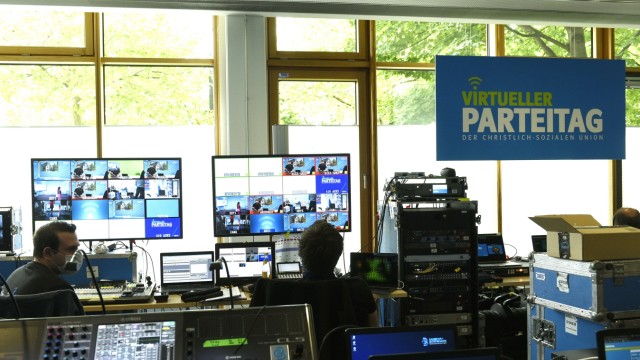 Virtueller Parteitag: Blick in die mit Technik vollgestellte Schaltzentrale während der Vorbereitungen für den ersten digitalen Parteitag in der Geschichte der CSU.