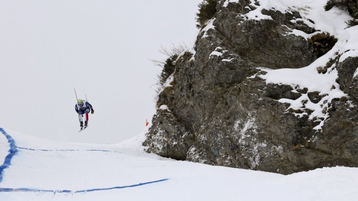 Ski alpin: Der Natur ganz nah: Der Italiener Dominik Paris am berühmten Hundschopf-Sprung in Wengen.