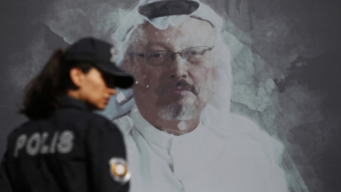 Türkei: Eine türkische Polizistin vor einem Wandbild des ermordeten saudischen Regimekritikers Jamal Khashoggi in Istanbul.