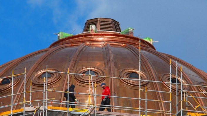 Die Geruestbauer auf der Kupfer-Kuppel des Humboldt Forum beim Abbau. In Berlin-Weissensee wird die sogenannte Laterne m
