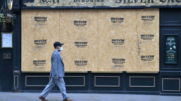 Pandemie-Politik: Einfach zu Hause bleiben genügt nicht mehr: Ein Mann vor einem geschlossenen Pub in London.