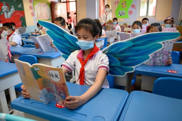 May 20, 2020, Taiyuan, Sichuan, China: The pupils wear wings to keep social distance during the outbreaks of COVID-19 i
