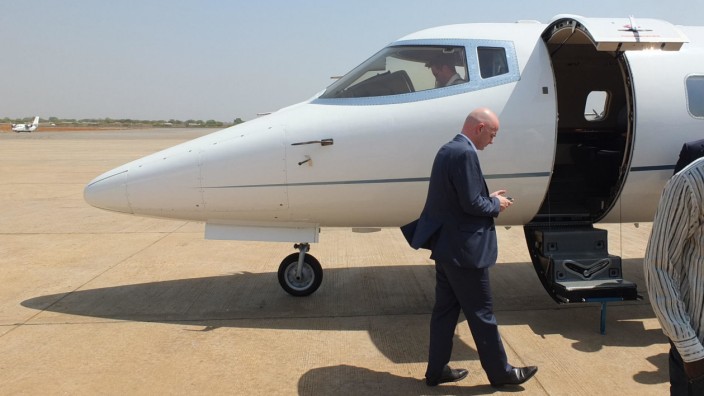 Fifa-Boss: Fifa-Präsident Gianni Infantino fliegt öfter mal im Privatjet (hier 2016 in Sudan). Doch ein Flug im April 2017 steht nun im Fokus.