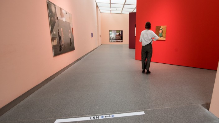 Die Pinakothek der Moderne in München, zu Corona-Zeiten gibt es nur wenige Besucher.