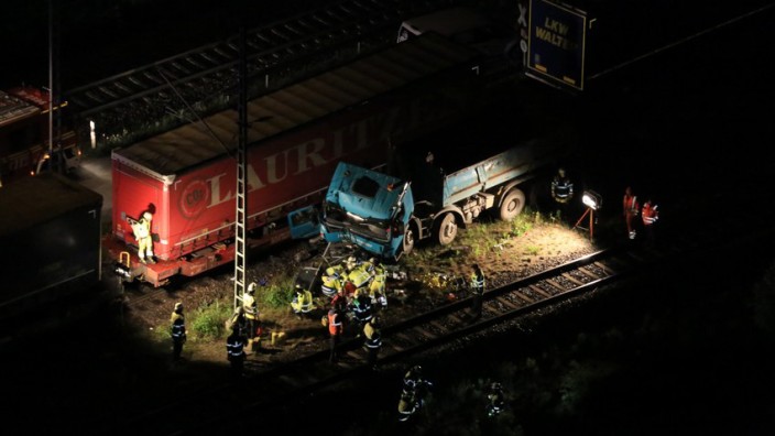 Zusammenstoß mit Zug: Lastwagenfahrer schwer verletzt