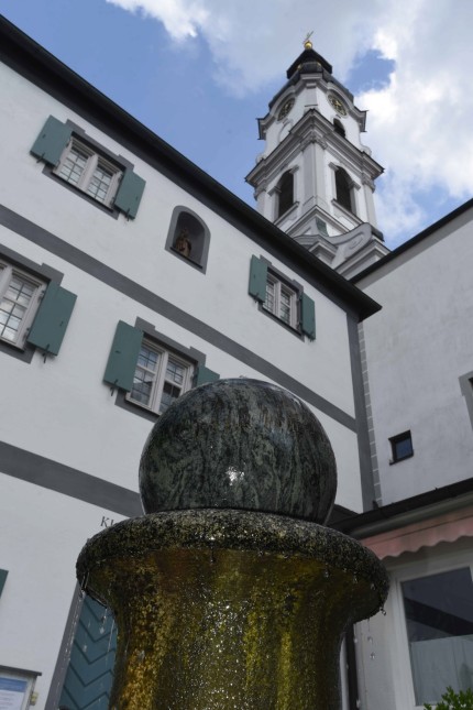 SZ-Serie: Kulturspaziergang, Folge 5: Die ehemalige Klosterkirche mit Brunnen ist heute noch Mittelpunkt der Marktgemeinde Altomünster.