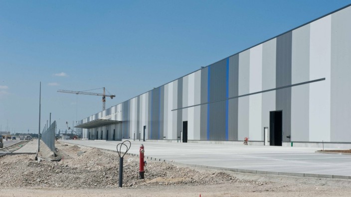 Firmenansiedlungen in Vaterstetten: Bereits jetzt tut sich zwischen der A94 und Grub einiges: Die ersten Hallen des neuen Logistikzentrums von BMW stehen bereits.