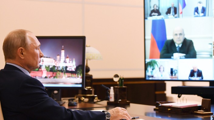 Russland: Präsident Wladimir Putin ließ sich abbilden wie er in seiner Residenz in Nowo-Ogarjowo außerhalb Moskaus an einer Video-Konferenz zur Corona-Situation teilnimmt.