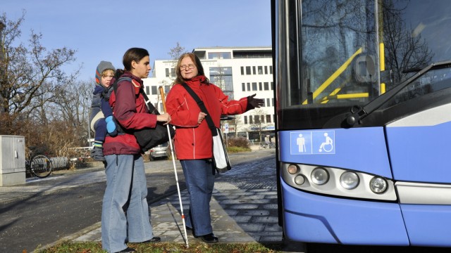 Begleitservice in Bus und Bahn: Sehbehinderte und Blinde können den Begleitservice ebenfalls nutzen, wie das Archivbild von Patricia Formisano-Schmitz mit Sohn Tiemo und Begleiterin Zorica Cvetkovic zeigt.