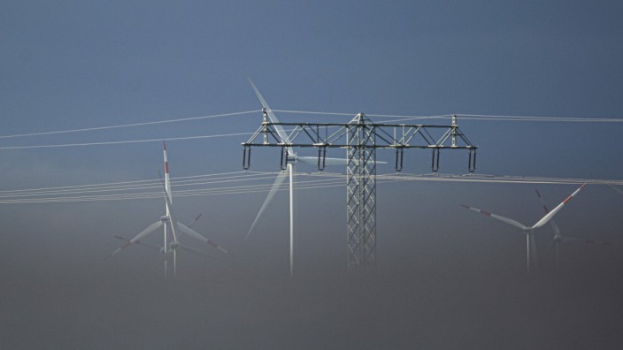 Energie: Strommasten und Windräder in Wustermark