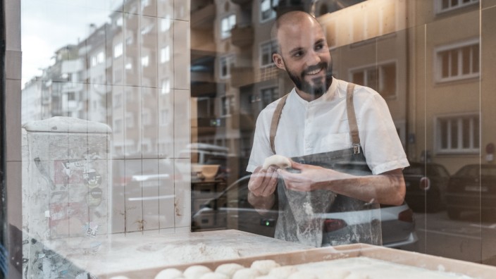 Bäckerhandwerk: Oft stehen die Kunden Schlange vor Julius Brantners Laden in München, darunter aber nicht nur junge Leute, sondern auch die Oma von nebenan. Das freut ihn besonders.