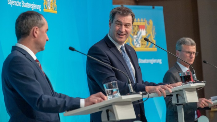 Coronavirus - Bayern Kabinettssitzung: Dieses Mal lässt sich Markus Söder beim Verkünden von den Ministern Hubert Aiwanger (links) und Bernd Sibler (rechts) flankieren.