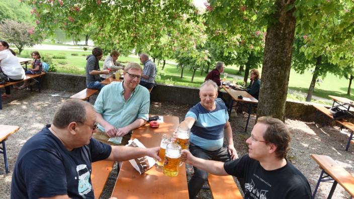 Biergärten in Corona-Zeiten: Wer in den Biergarten, wie hier in München, geht, muss seine Konaktdaten hinterlassen.