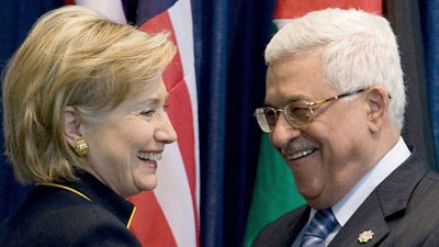 Besuch im Westjordanland: Hillary Clinton und der palästinensische Präsident Machmud Abbas: Die US-Außenministerin übte Kritik an Israel.